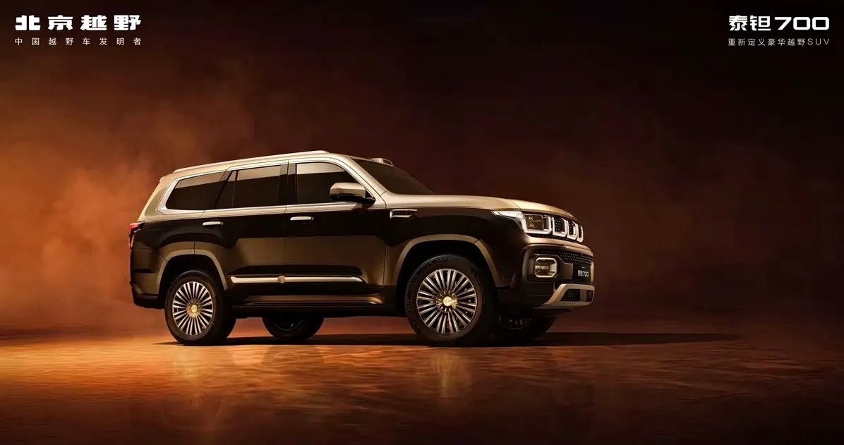 北京越野泰钽700昨晚预售，29.98万起步。底子是带大梁的硬派SUV，内饰给足
