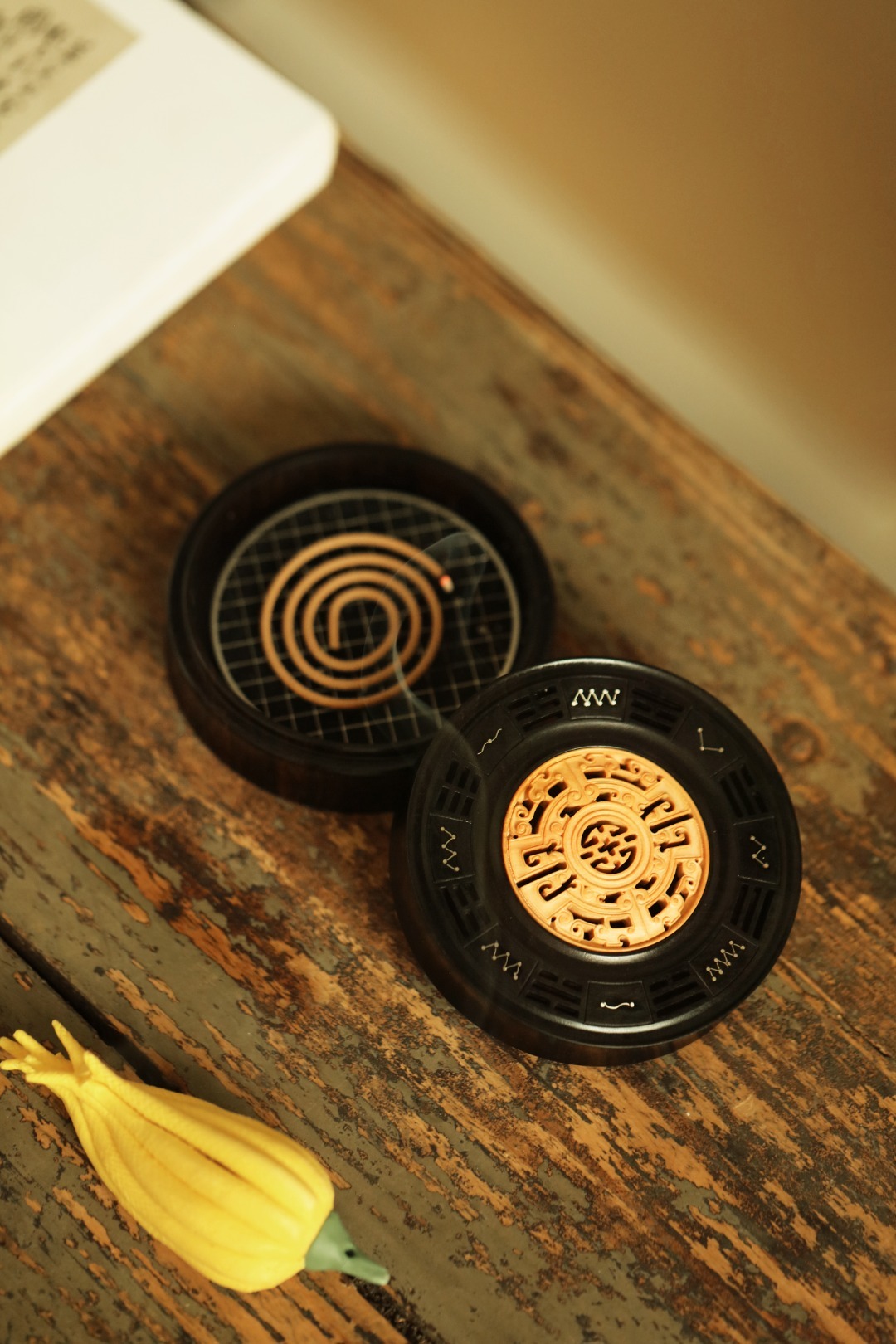 紫光檀x银丝 | 香炉紫光檀制器，竹节式，盒盖黄杨木透雕雷云纹，银丝镶嵌北斗七星