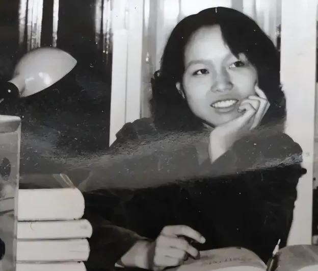 泪目。河南一位年轻女教师身患类风湿，丈夫抛弃她和年幼女儿一走了之。绝境之时，当年
