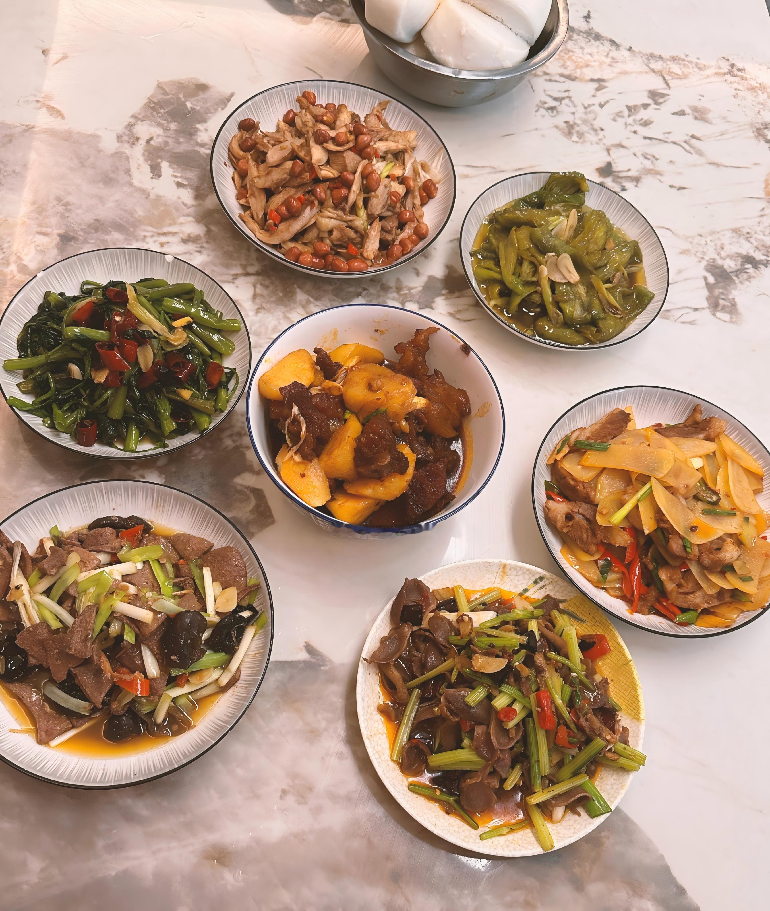 兔崽今天吃啥 开饭啦！这一桌，全是爱吃的肉。训练完就等这一刻，太满足了。ACT和