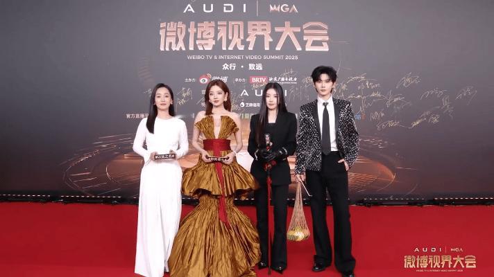 王鹤润穿西装拿着登山杖走红毯 内娱红毯的惊喜担当！王鹤润微博视界大会西装+红色登