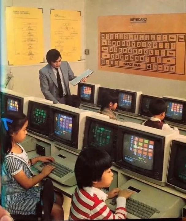 1984年的香港，一班小学生在上电脑课