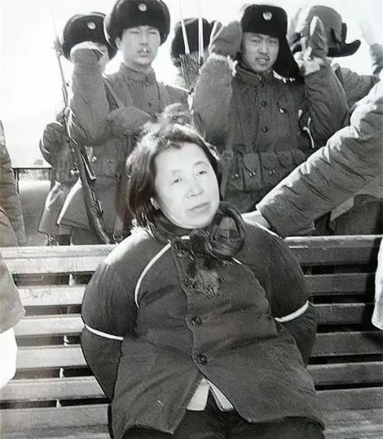 1980年，在宾县的一次公审大会上，留下了这张照片。

照片里，台上站着的女人低