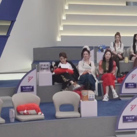 乌兰图雅哭完默默拿起歌词背 难过过后是加倍的努力，乌兰图雅默默背歌词，真诚且坚定