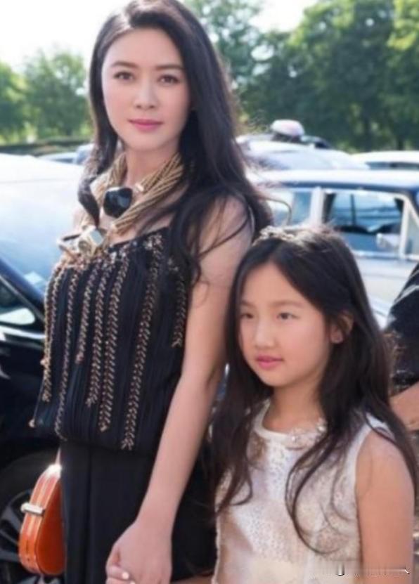 2001年，陆毅的老婆鲍蕾在接受采访时，对昔日同学田海蓉极尽讽刺：“她追了我老公