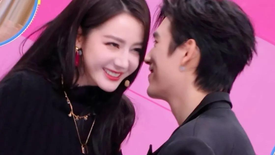 迪丽热巴陈飞宇两人互动好有氛围感，为了新剧开始撒狗粮了。
动图中，迪丽热巴和身旁