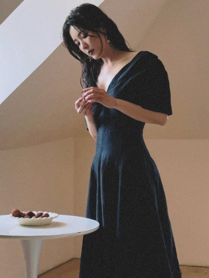 #曾黎15年前高跟鞋烫脚##曾黎15年前赤脚走红毯# 曾黎的这段往事真是让人忍俊