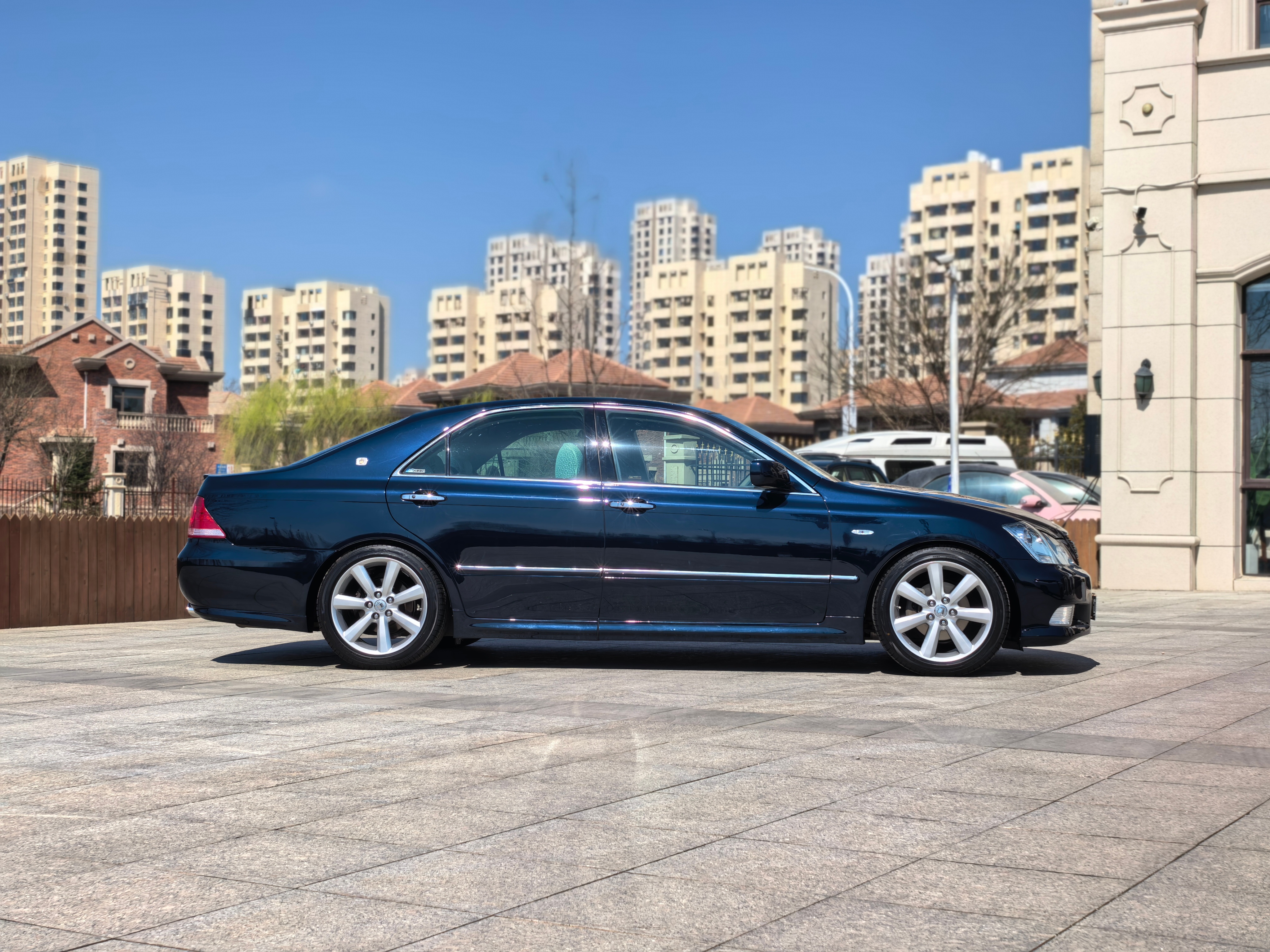 我这台皇冠照片里看着不错实际还是有很多瑕疵买车3.5w，整备已经3.5w了如果追