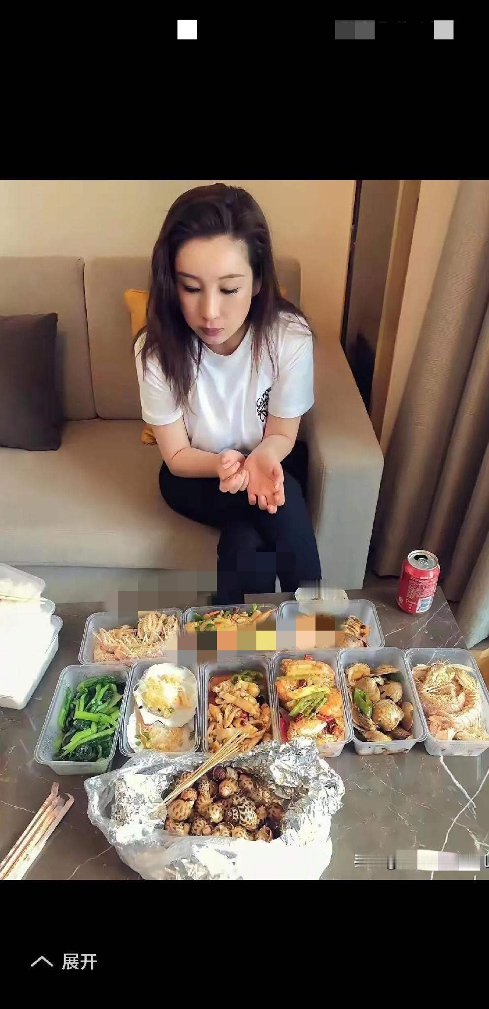 上联：点外卖
……
上联：外卖令我沉醉
……
上联：美味佳肴我至爱
……


[