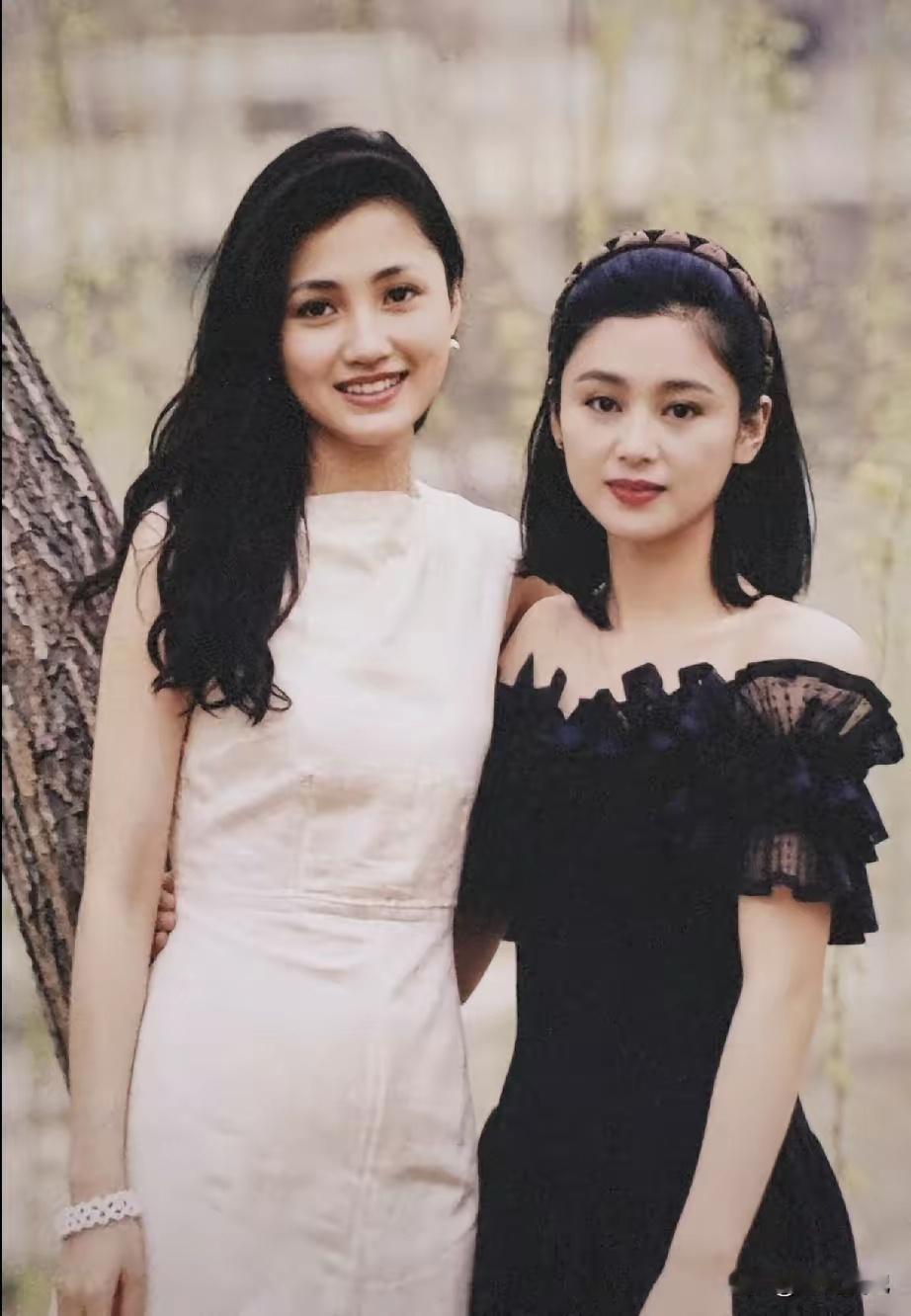 刷到林芳兵和陈红1991年的珍贵合照，穿浅色无袖裙的是26岁的林芳兵，穿黑色露肩