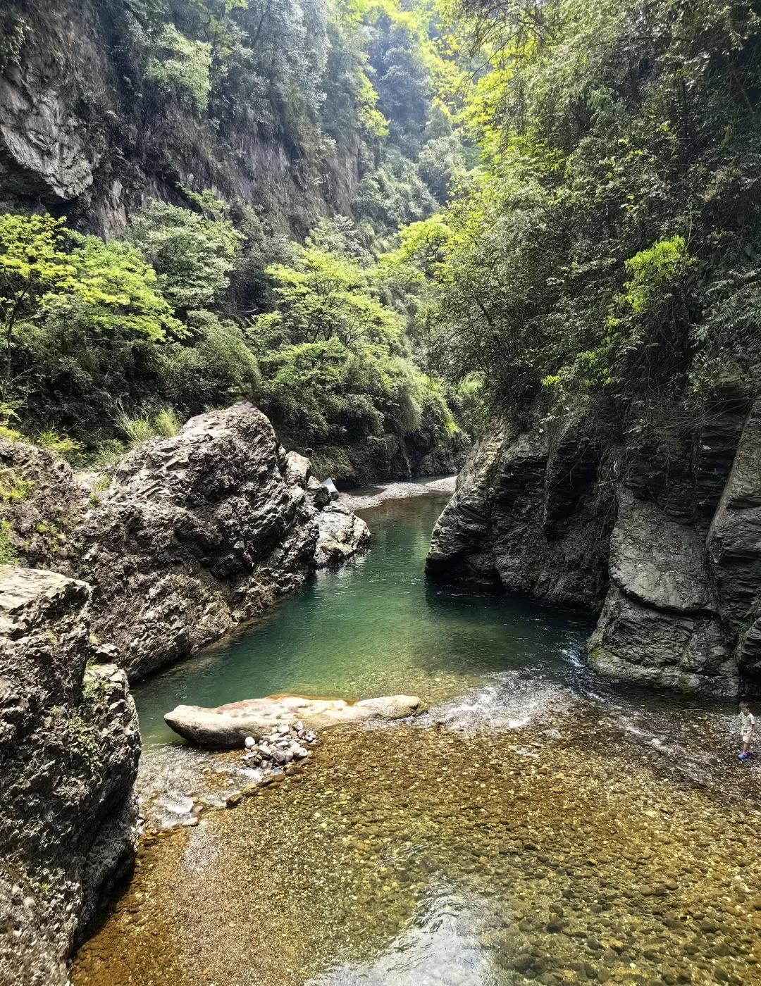 峨眉山两天一夜免费玩水+轻徒步攻略
day1：早上成都出发，直接到达图1的位置，