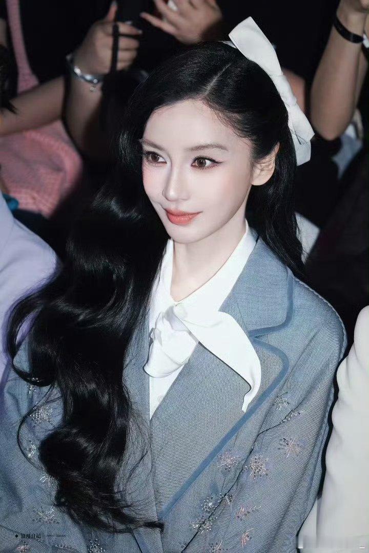 Angelababy看秀仪态 坐姿端庄得体，身姿挺拔舒展。高挑身形和套装设计相得