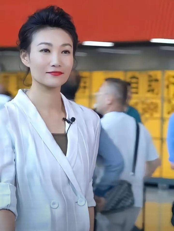 李梓萌，女，现年49岁，1977年7月生，至今未婚，长相完美，知识储备充足，为啥