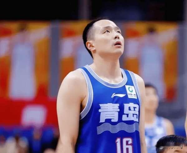 本赛季青岛国信男篮花费3年1800万引进的顶薪球员王奕博常规赛场均仅有4.6分3