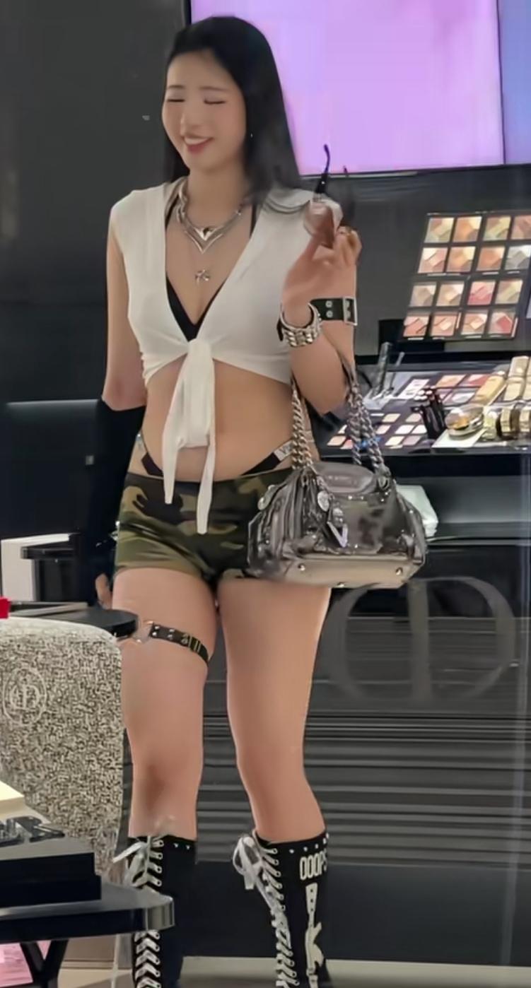 美女大腿上那个圈还有胳膊上的那个像皮带的黑圈是做什么的？感觉完全没有用处啊！尤其