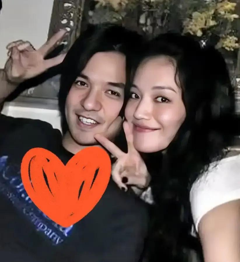 舒淇晒了张白发素颜照，配文“老了也很好”，本来只是松弛日常。

结果一堆账号硬给