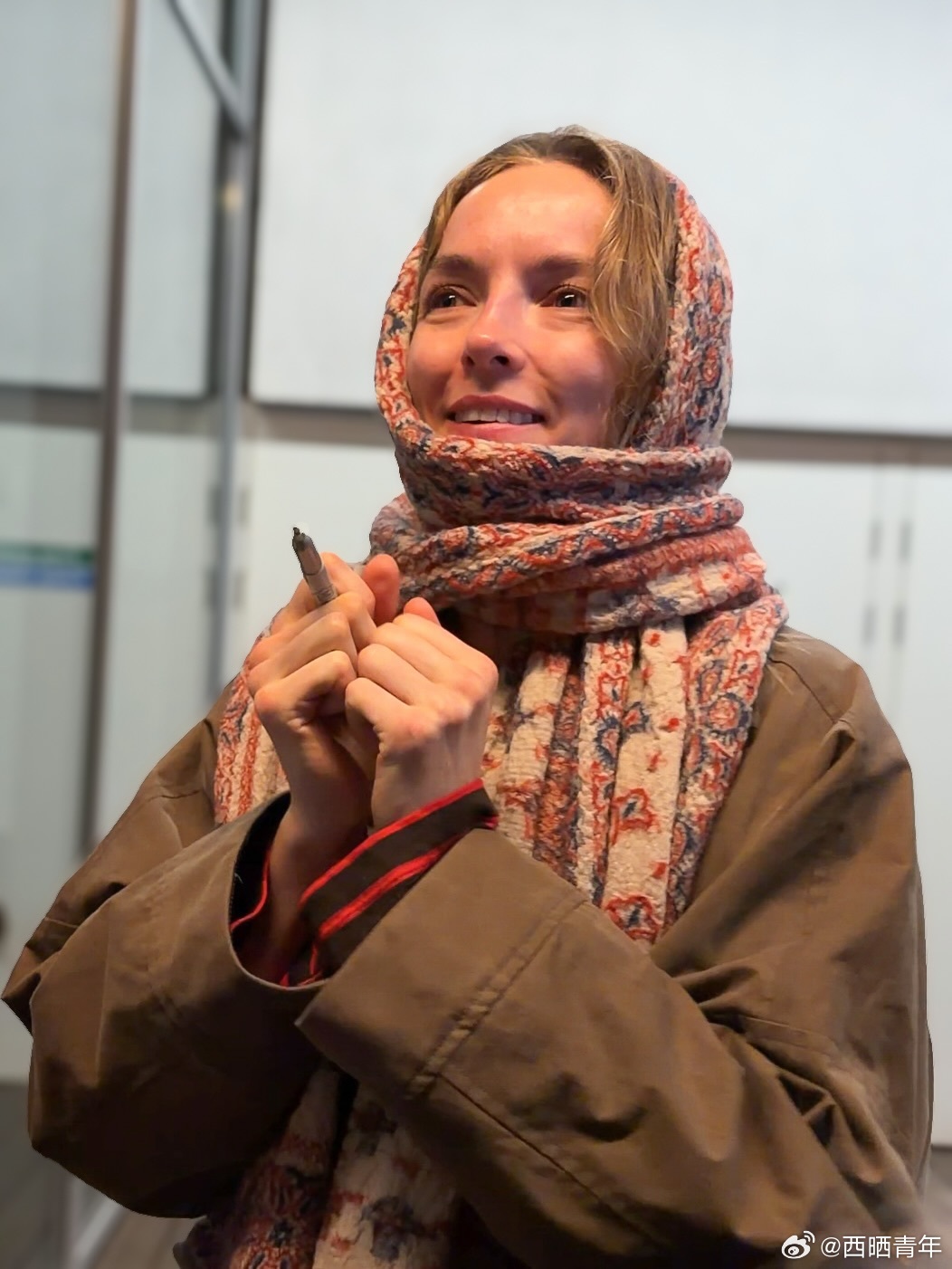 Jodie Comer在最近《初步举证》演出后，与观众签名互动时被拍下的瞬间。 