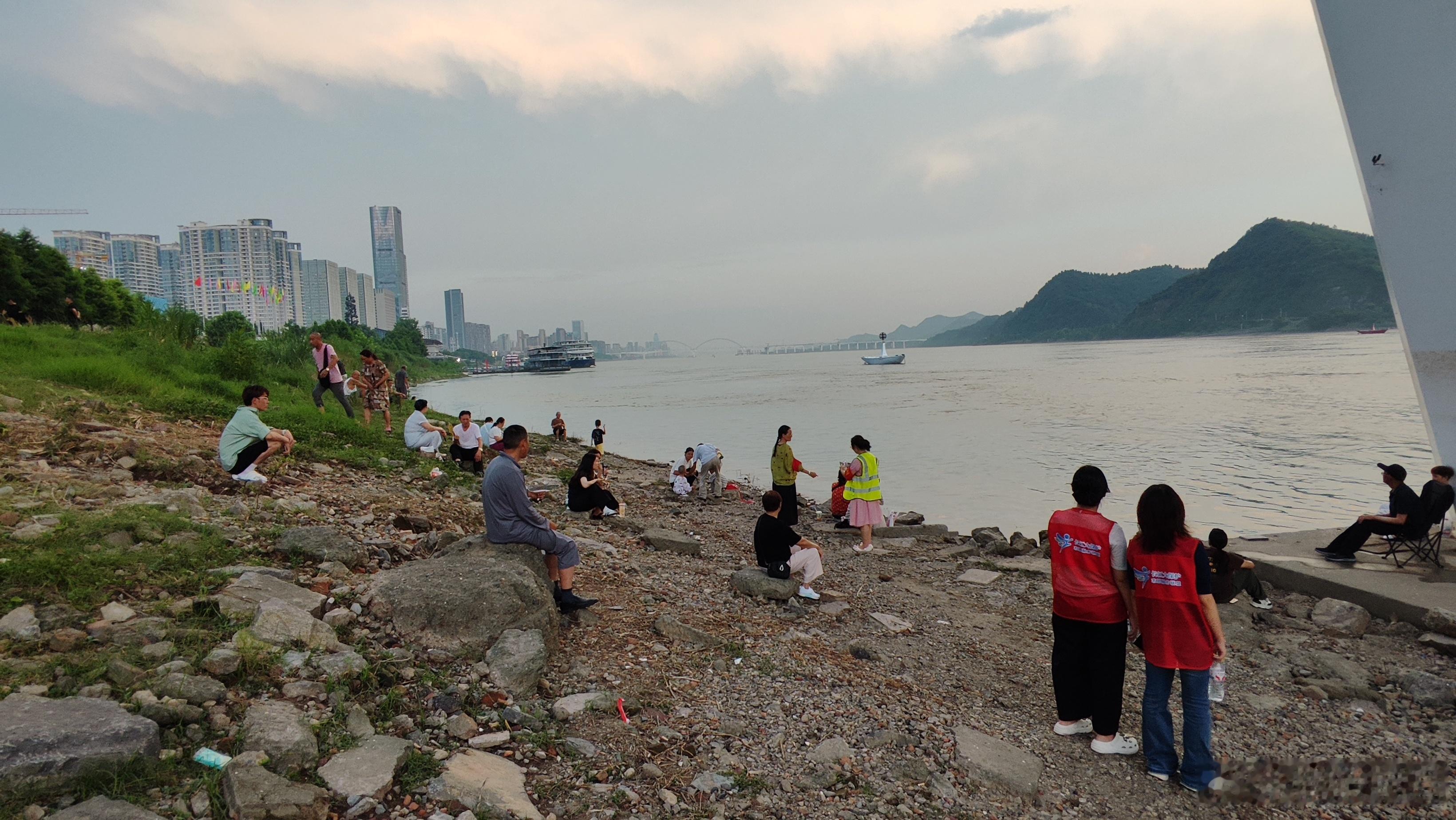 早安你已连续早安问候3304天，昨晚睡了8小时3分钟。做一个内心充满阳光的人，对