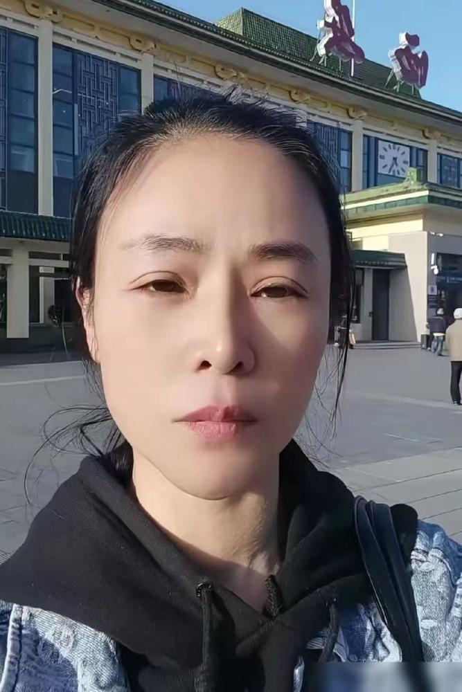 刚陪着买上万的手镯，转头就把姐姐骂弟弟的旧视频捅了出去。李鑫直播间的这把火，烧得