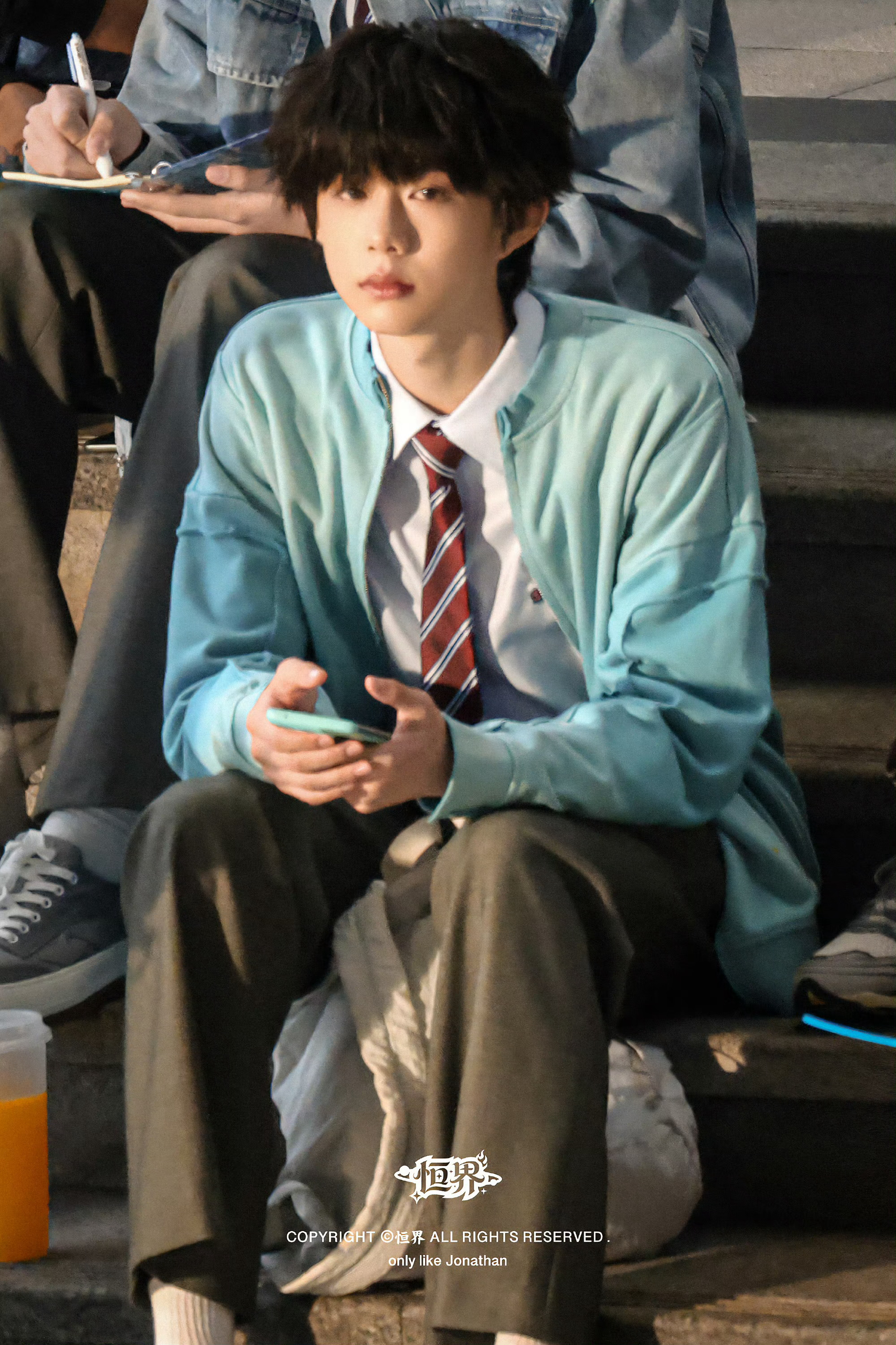 陈奕恒《我们的少年时代2》新路透，坐在台阶上像极了放学路上偶遇的邻家学长