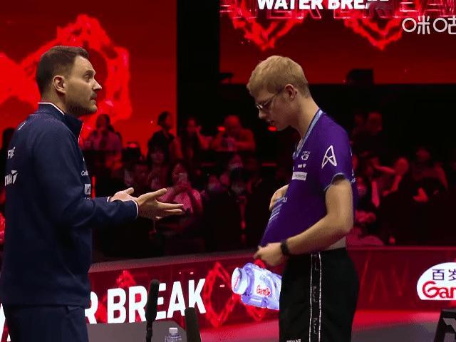 2026WTT新加坡大满贯
菲利克斯勒布伦：教练帮我看看穿的是不是自己的球衣👀