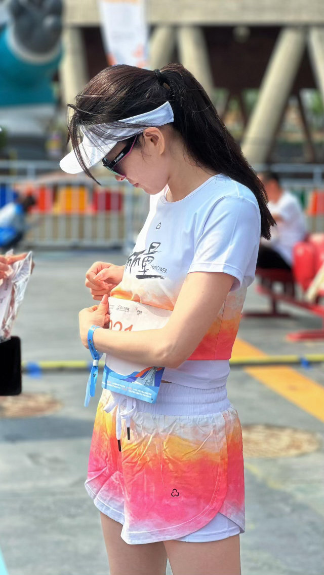 徐洁儿一句话跳了四遍徐洁儿越跳越有劲儿徐洁儿表演《凑热闹》时，单单一句歌词对应的