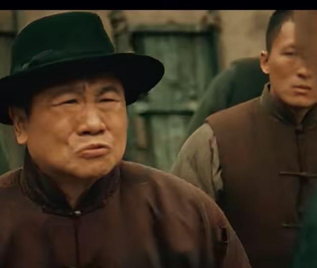 追剧《归队》 小贵在自己家都呆不下去，乡长上门查看，进了日本人的邻保组织的老吴头