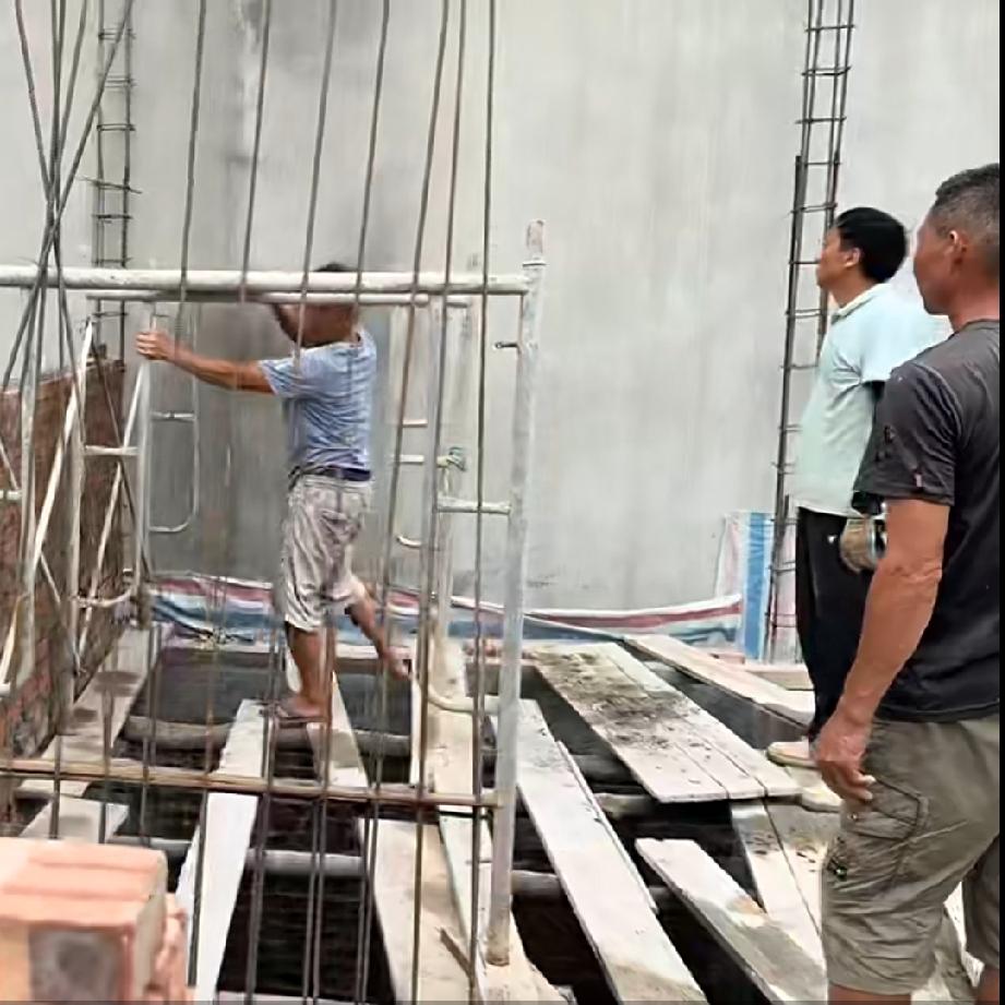 小松在越南省城安沛建民宿，现在一层已经封顶，开始砌二层的砖，小叔和六叔还没有回来