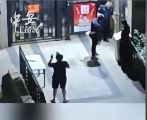 广东深圳，一骑手连续2晚在小区门外大声控诉，起因是他送了一单96元的外卖，顾客收