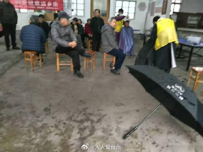 台州这个流动理发摊每月准时为老人开剪 近日，在天台县石梁镇迹溪村党群服务中心，一