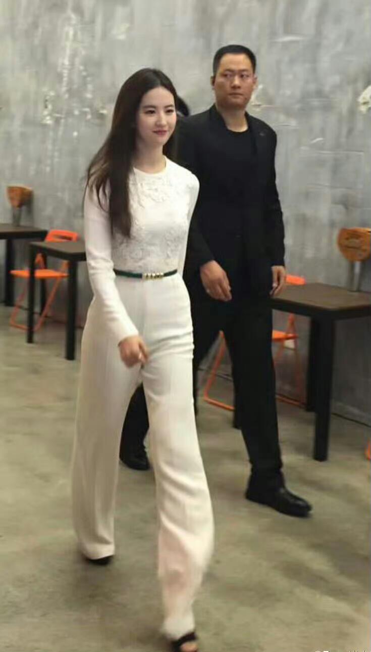刘亦菲到底多高呀，比身旁的人高出一头啊 