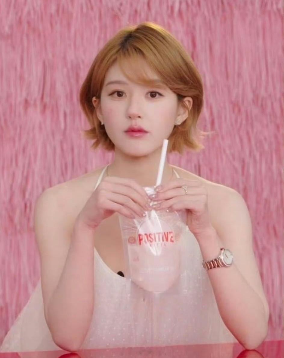 赵露思 虞书欣近期直播状态，来👀美女[送花花] ​​​