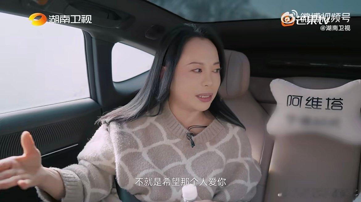 黄绮珊婚纱封面是与过去和解 以本名“小霞”为契，用婚纱定格初心。曾经遍体鳞伤的情