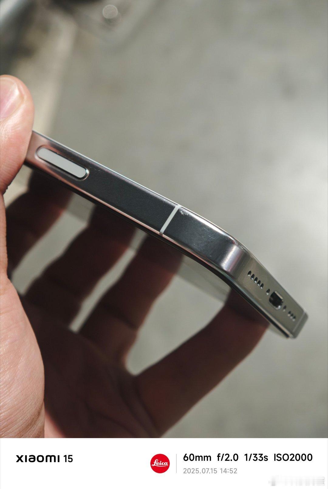 果然有钱人用iPhone都不带手机壳[哼] ​​​