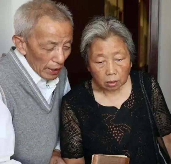 2013年，61岁知青刘宝华重返米脂县，看望他的初恋马凤兰。谁知，她竟给自己生了