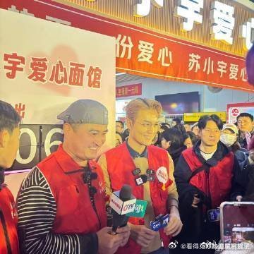 吴克群在公益的路上越走越远偶像该有的样子都能看得出来，安安静静的做事