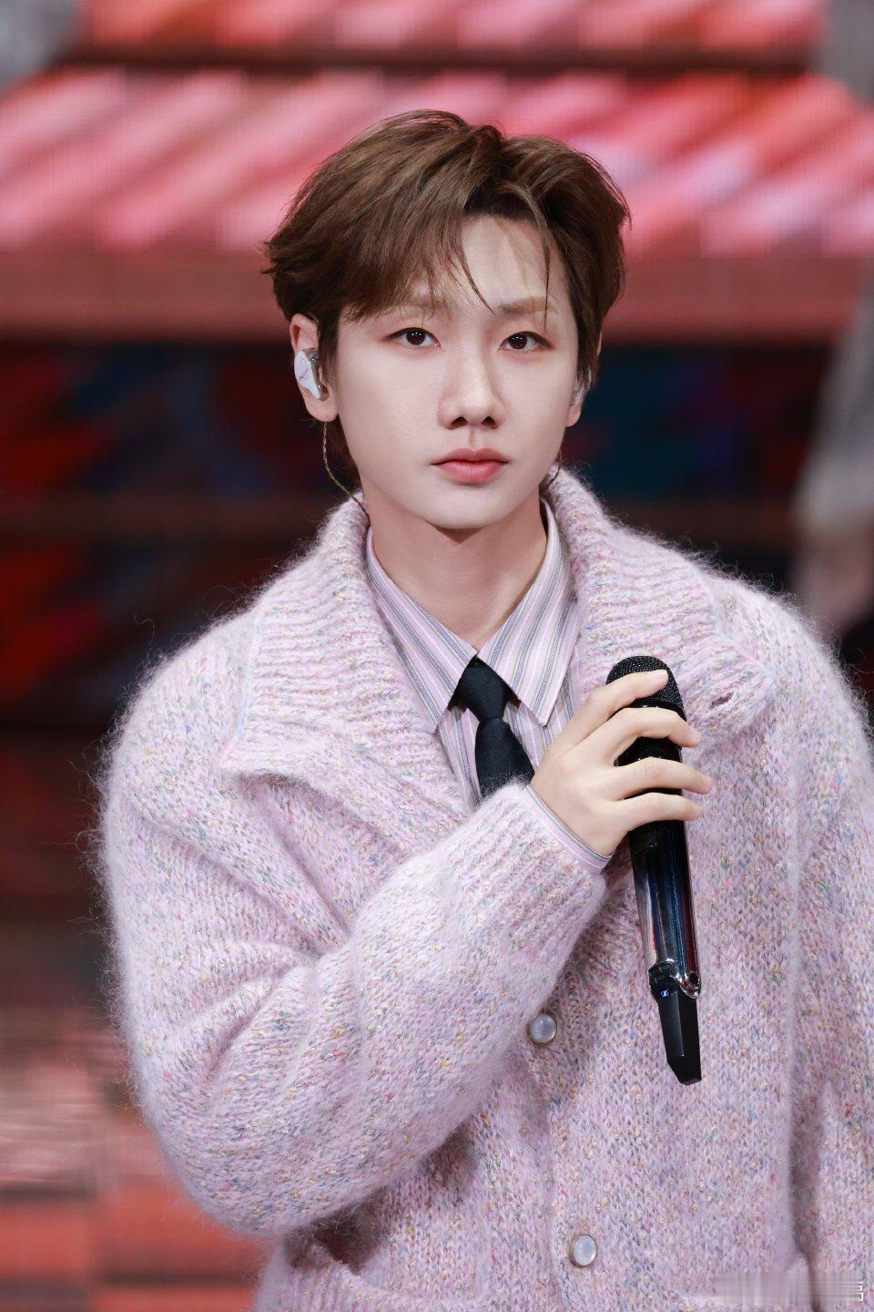 汪苏泷毛衣汪苏泷毛衣，一件让全网姐妹疯狂求链接的神奇单品。这毛衣我也想拥有一件哈