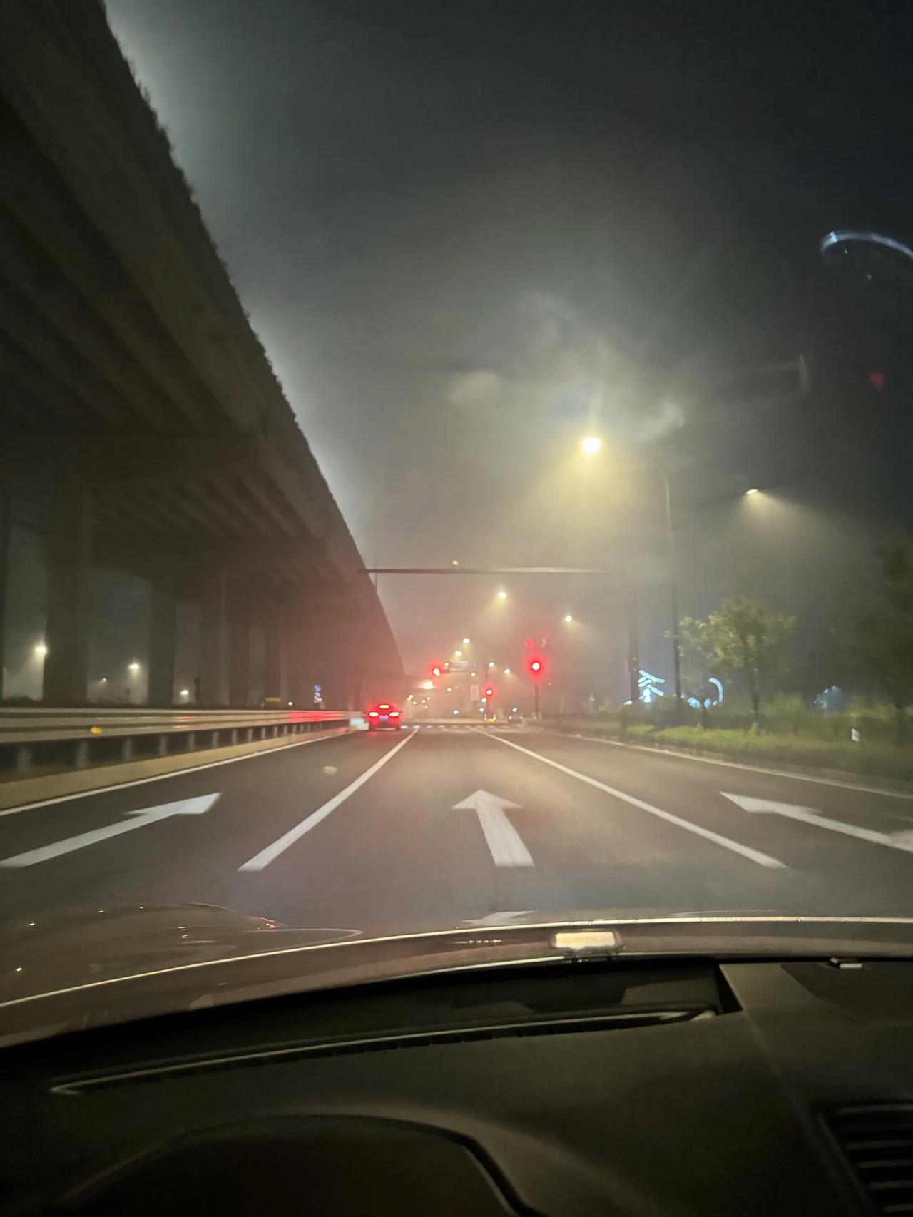 昨天去医院的一路断断续续堵了一个多小时，刚才回家的时候又起大雾高架关闭，大部分时