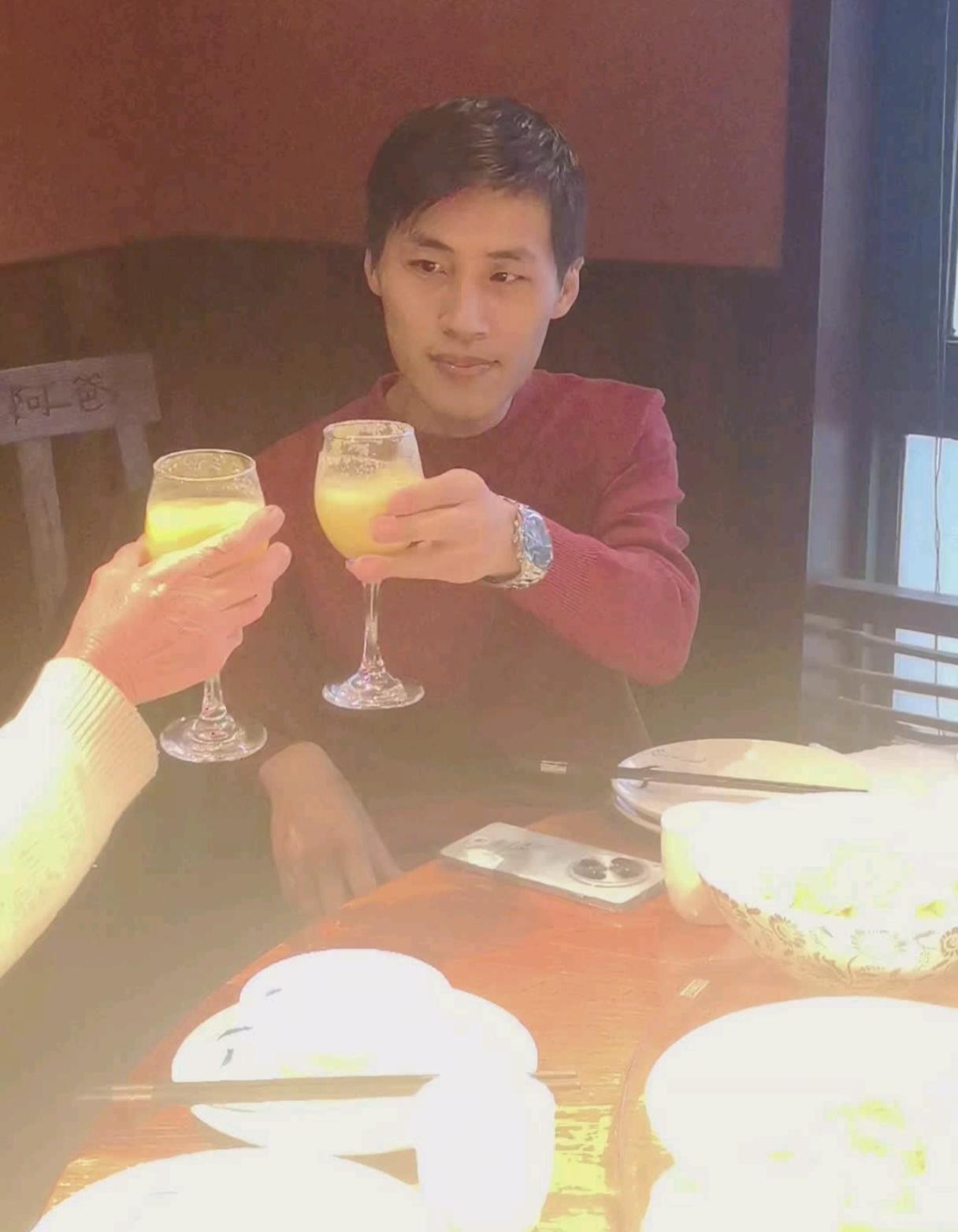 张云鹏这张和妈妈举杯的照片，真像一位霸总！微光中，表情从容，手腕上戴的手表也格外
