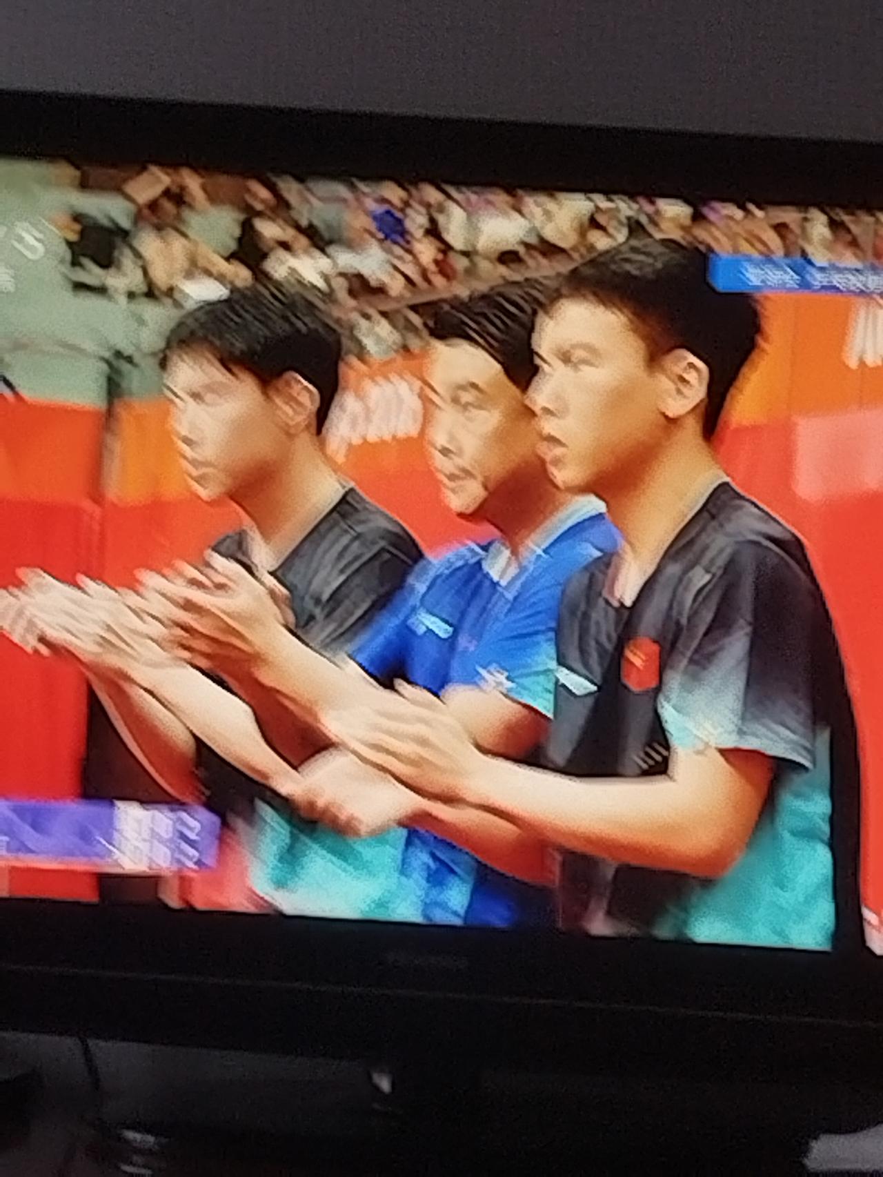 主教练王皓的排兵布阵绝对是个错误。
今天下午乒乓球男团决赛，中国队2:3不敌日本