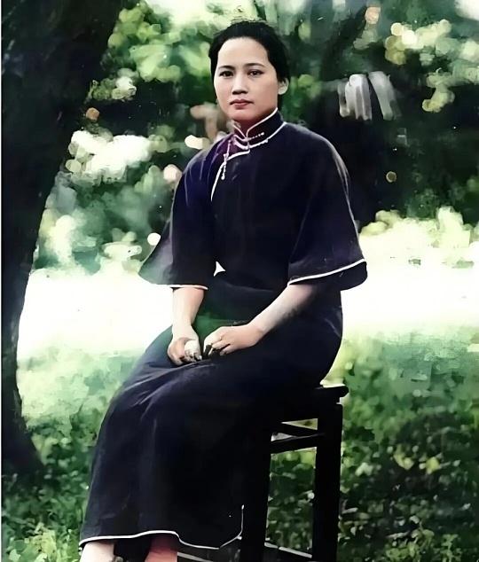 1936年，宋庆龄因重疾险些丧命，为了能继续投身革命，她毅然签字同意切除子宫。这