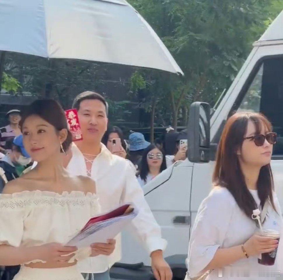 赵露思给工作人员发红包了，好大气呀 ​​​