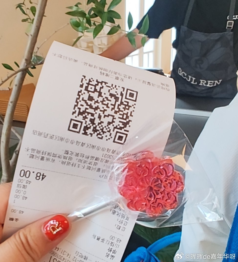 任嘉伦 前台小哥目前状态复活嗓门大起来了！是的，JRJJ大军已退任嘉伦音乐节化身