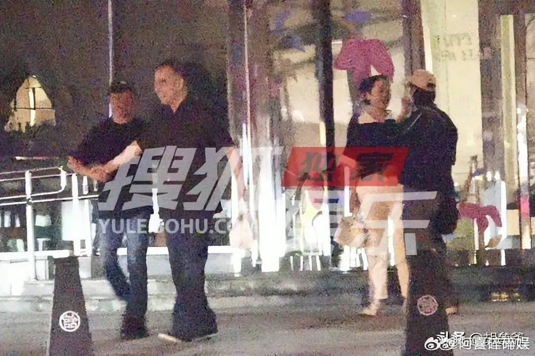姚晨与前夫曹郁和陈凯歌陈红一起吃饭姚晨和曹郁离婚之后罕见同框，二人和陈凯歌陈红夫
