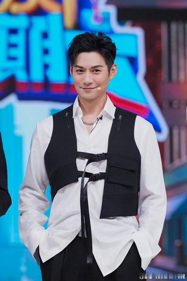 严屹宽拿显微镜追的还珠格格吧 你好星期六从眼神到动作全是精髓，严屹宽这追剧功底也