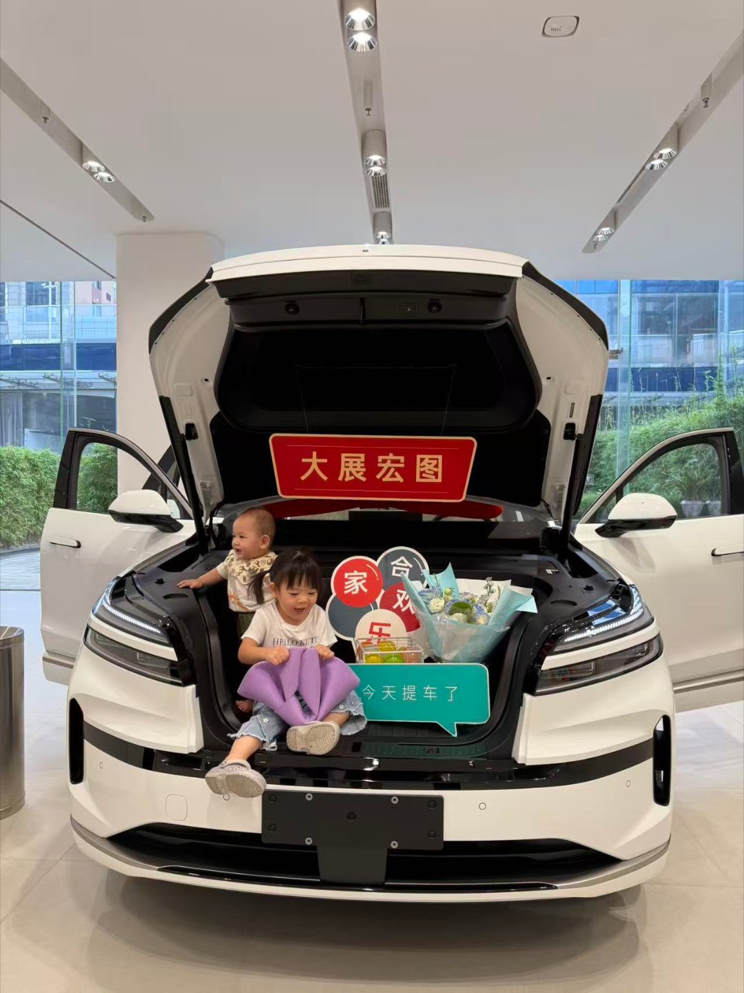 这张图片太有爱了幸福的车友，儿女双全相信二位看到也会很自豪[哈哈] 蔚来乐道l9