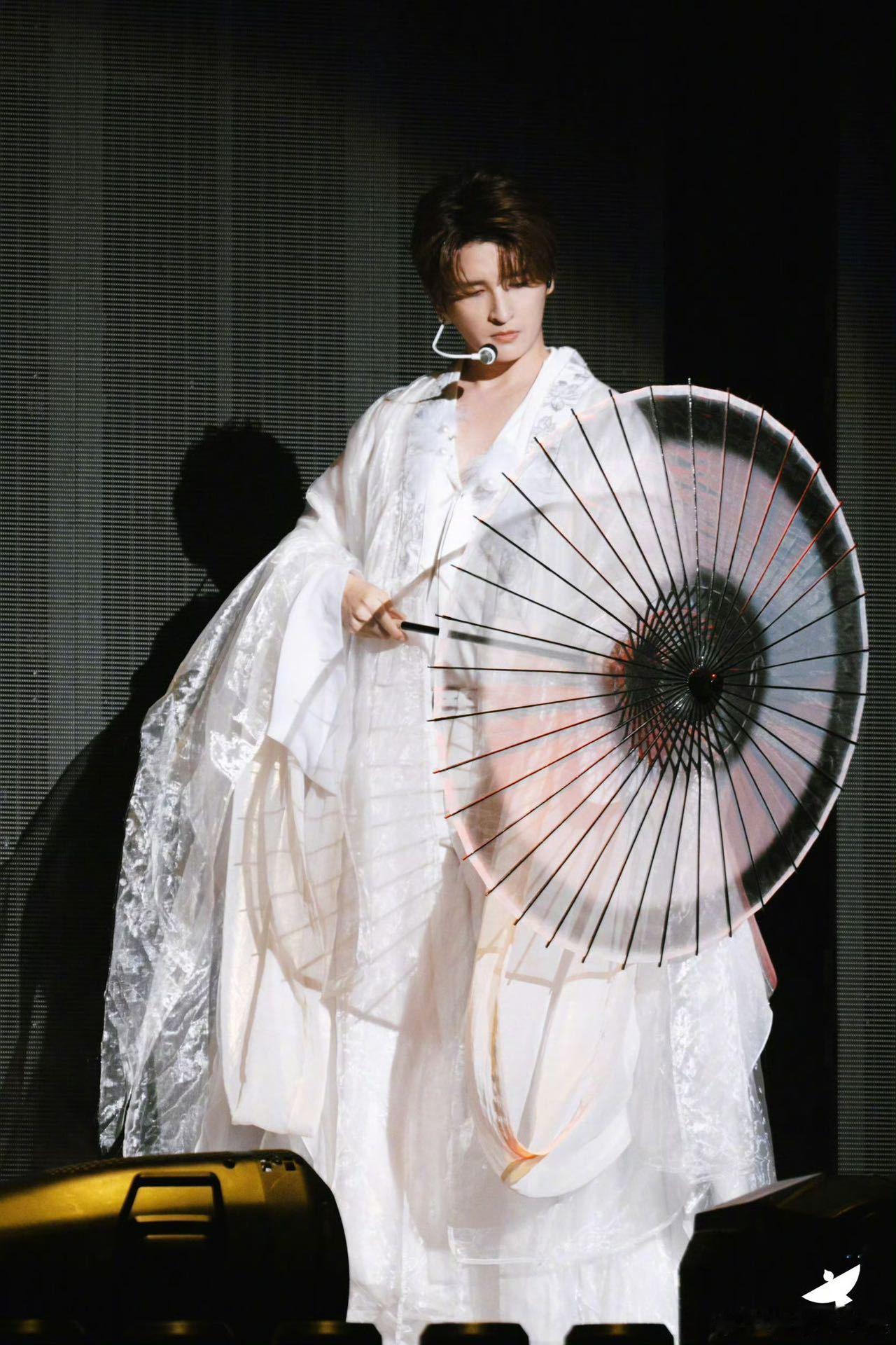 张远版壁上观上线 解锁国风治愈新曲，张远用心演唱注入真挚情感，歌声悠扬绵长，意境