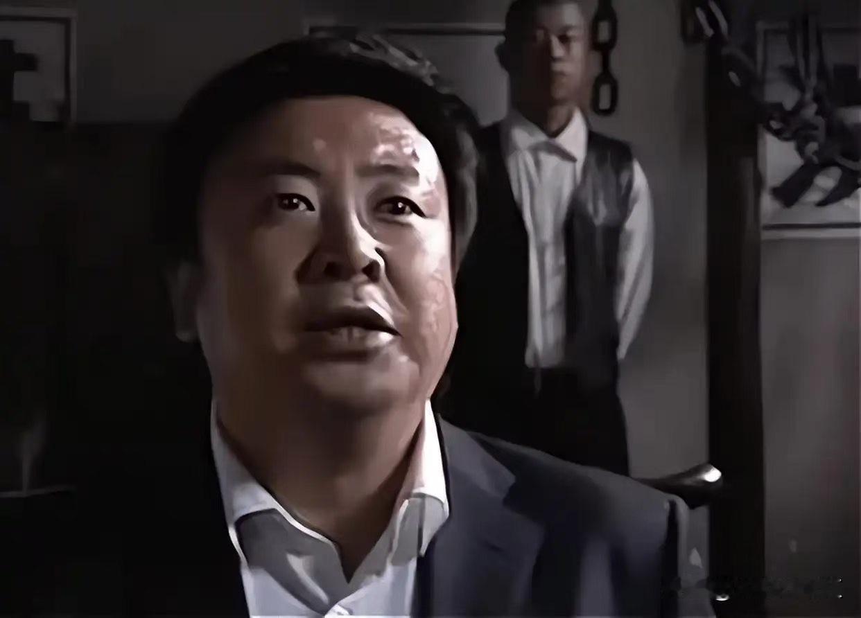 大家还记得《潜伏》里的军统天津站档案股长盛乡吗？
饰演他的演员“张国锋”还凭这个