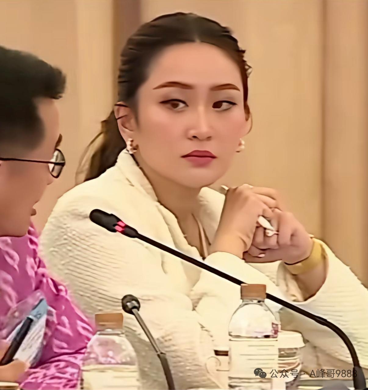 她证明了在泰国，当总理比当网红难多了——毕竟网红不会因为“说错话”就被 宪​法法