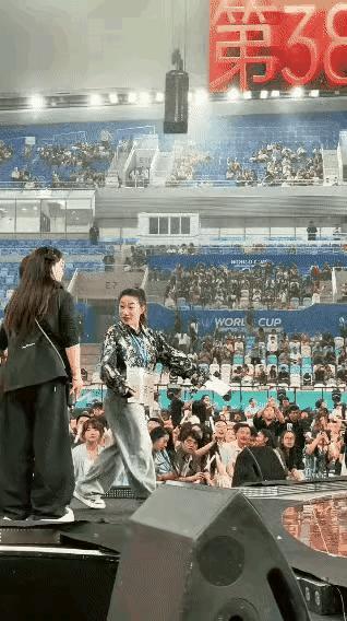 上了岁数却又刻意扮年轻，
其实是青春阳光与优雅从容两不占！
 
看百花奖现场片段